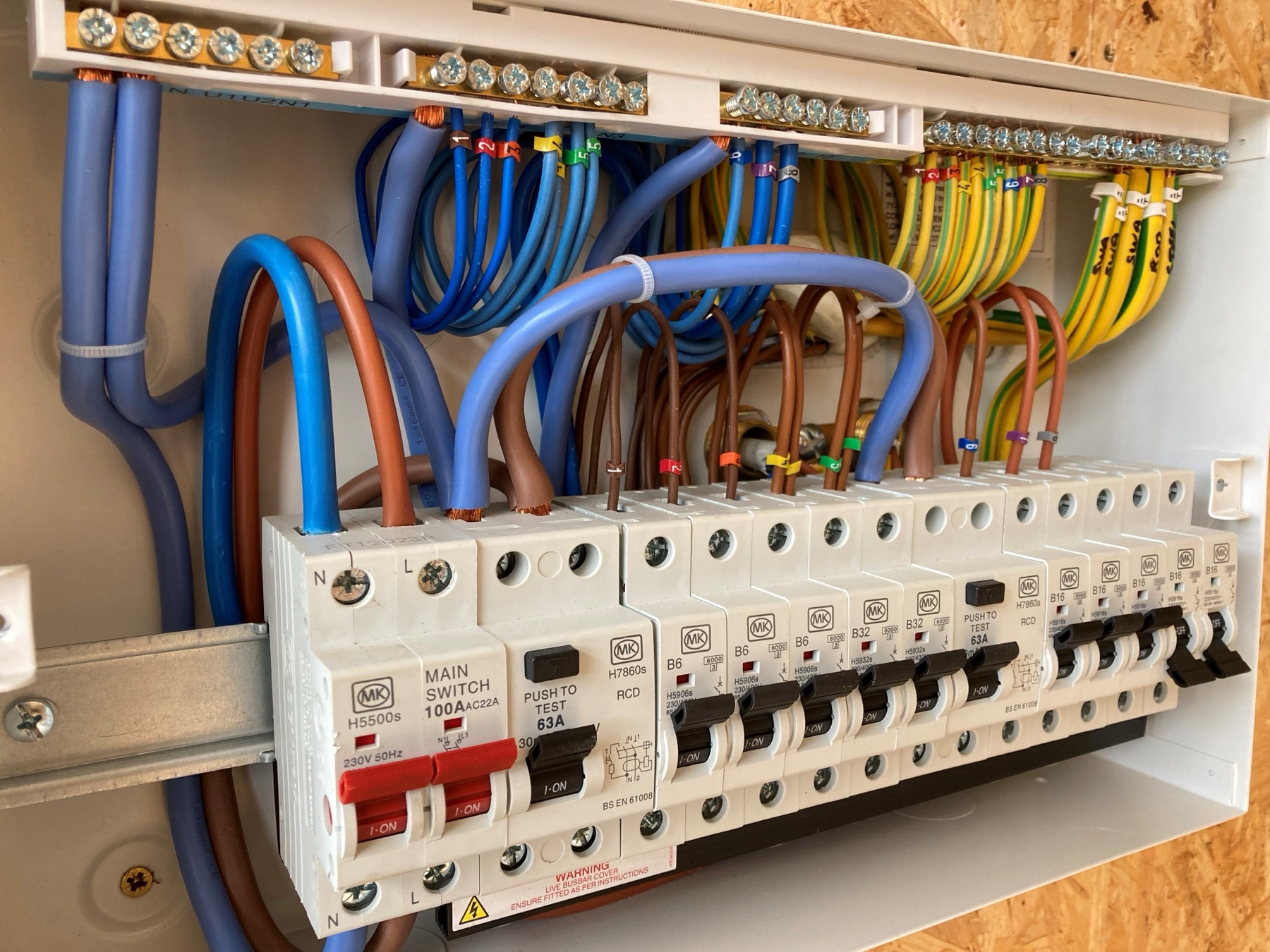 Distribution board with labelled circuit breakers